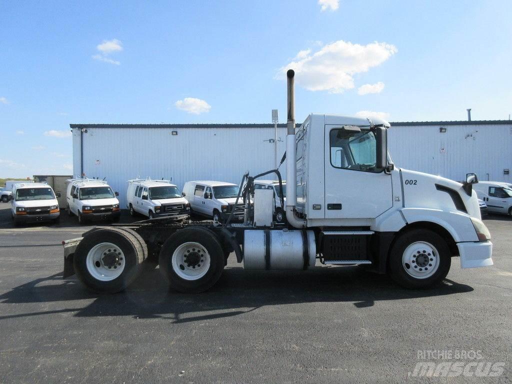 Volvo VNL64 Platós / Ponyvás teherautók