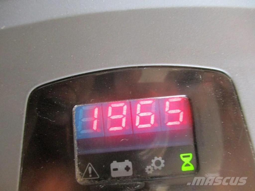 Toyota LPE200 Vezetőállásos alacsony emelőkocsi