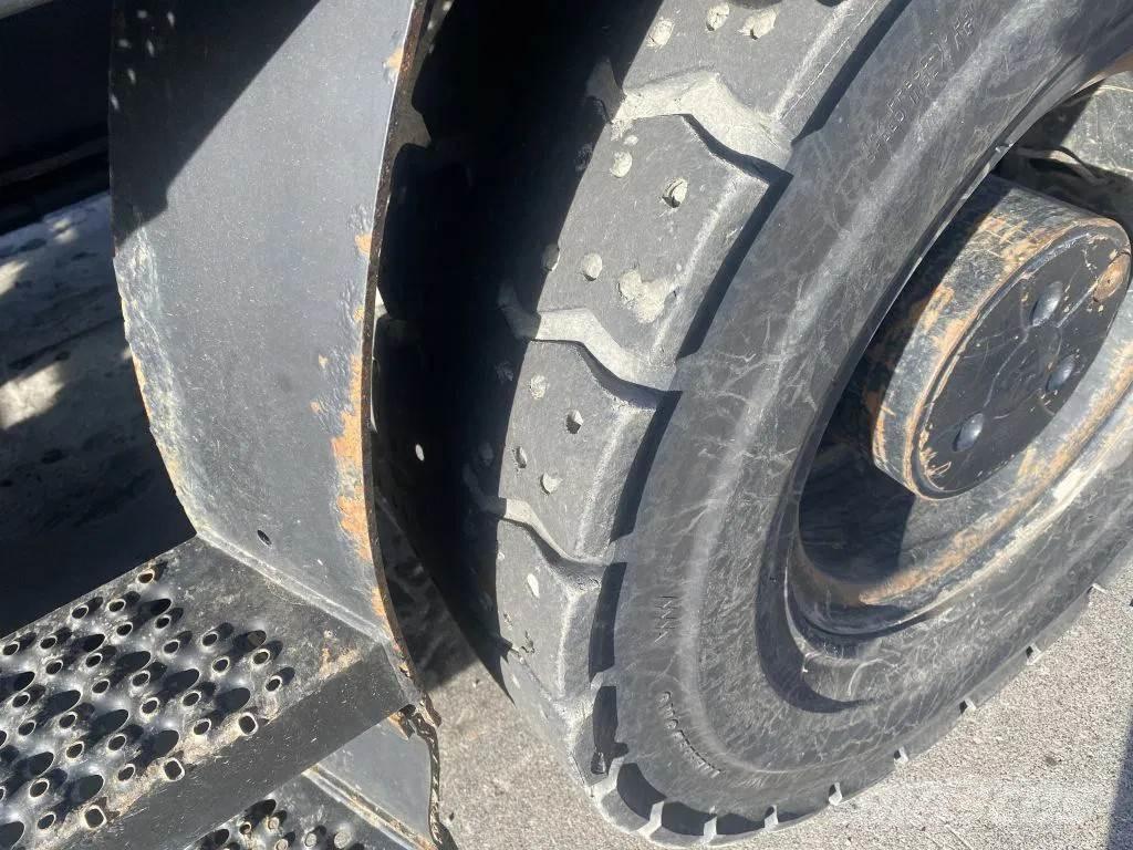 CAT M318F Gumikerekes kotrók