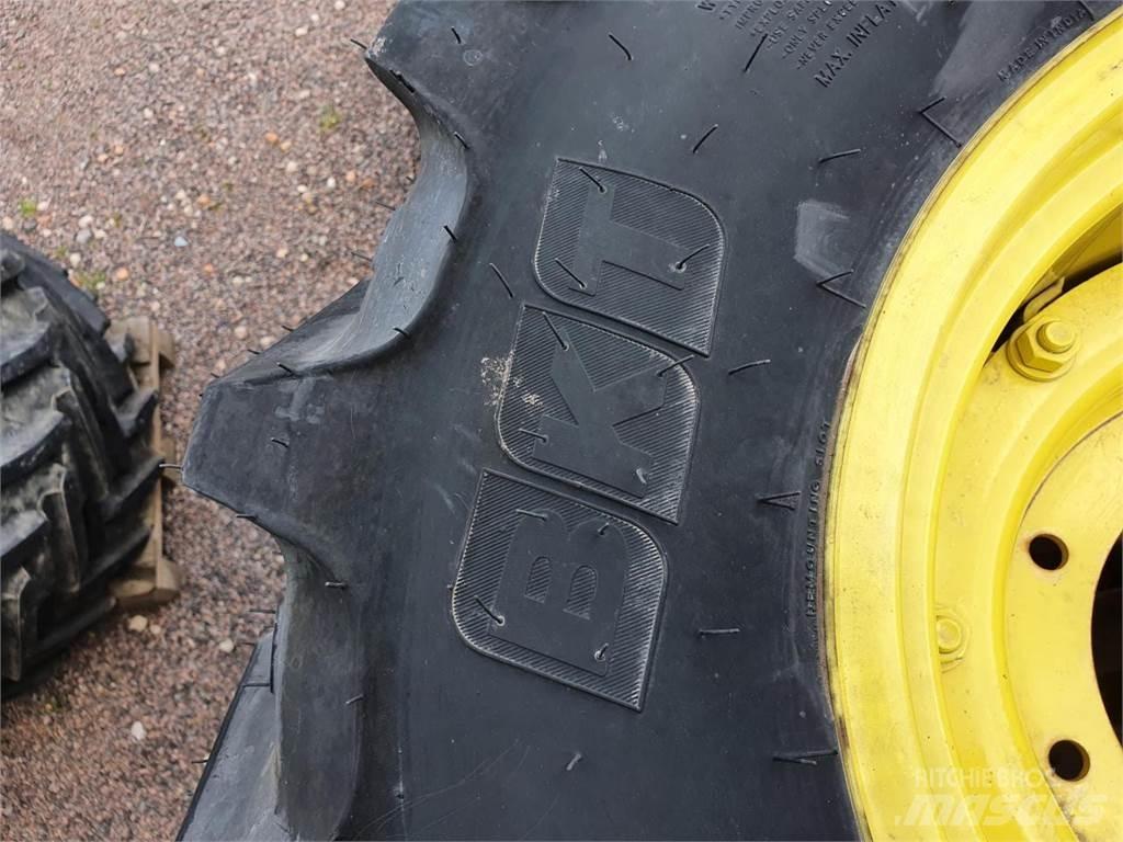 BKT 320/85R20 x2 Gumiabroncsok, kerekek és felnik