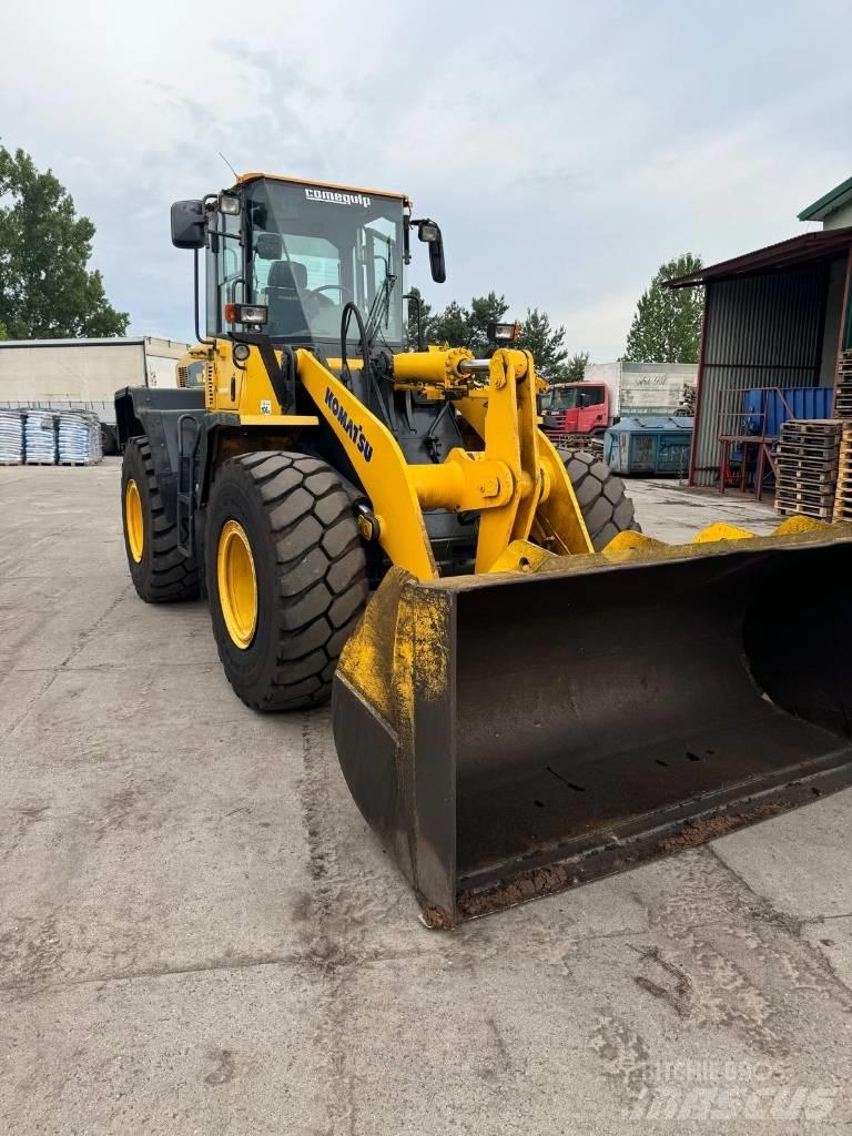Komatsu WA250 Gumikerekes homlokrakodók