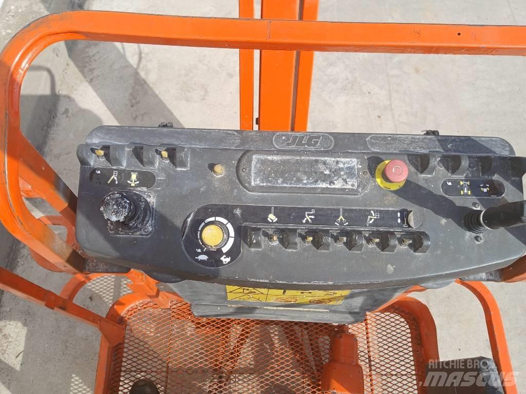 JLG E 300 AJ Karos emelők