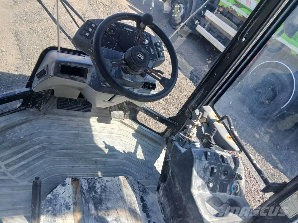 CAT 906 Vezetőfülke és belső tartozékok