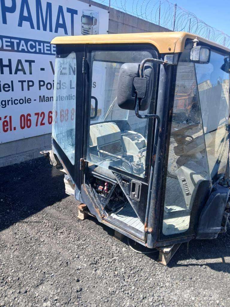 CAT 906 Vezetőfülke és belső tartozékok