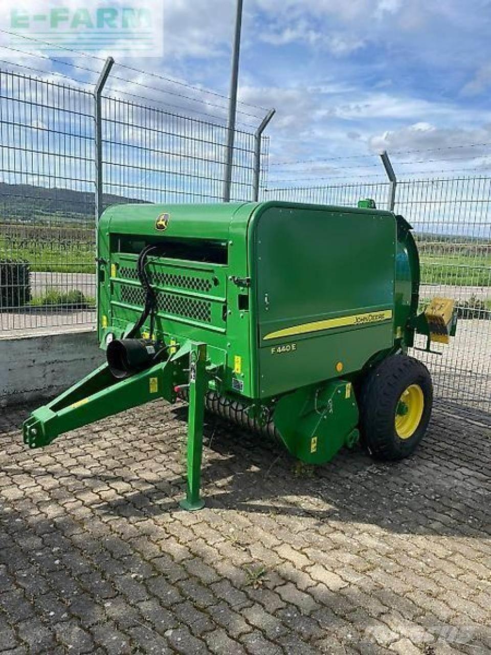 John Deere f440e Szögletes bálázók