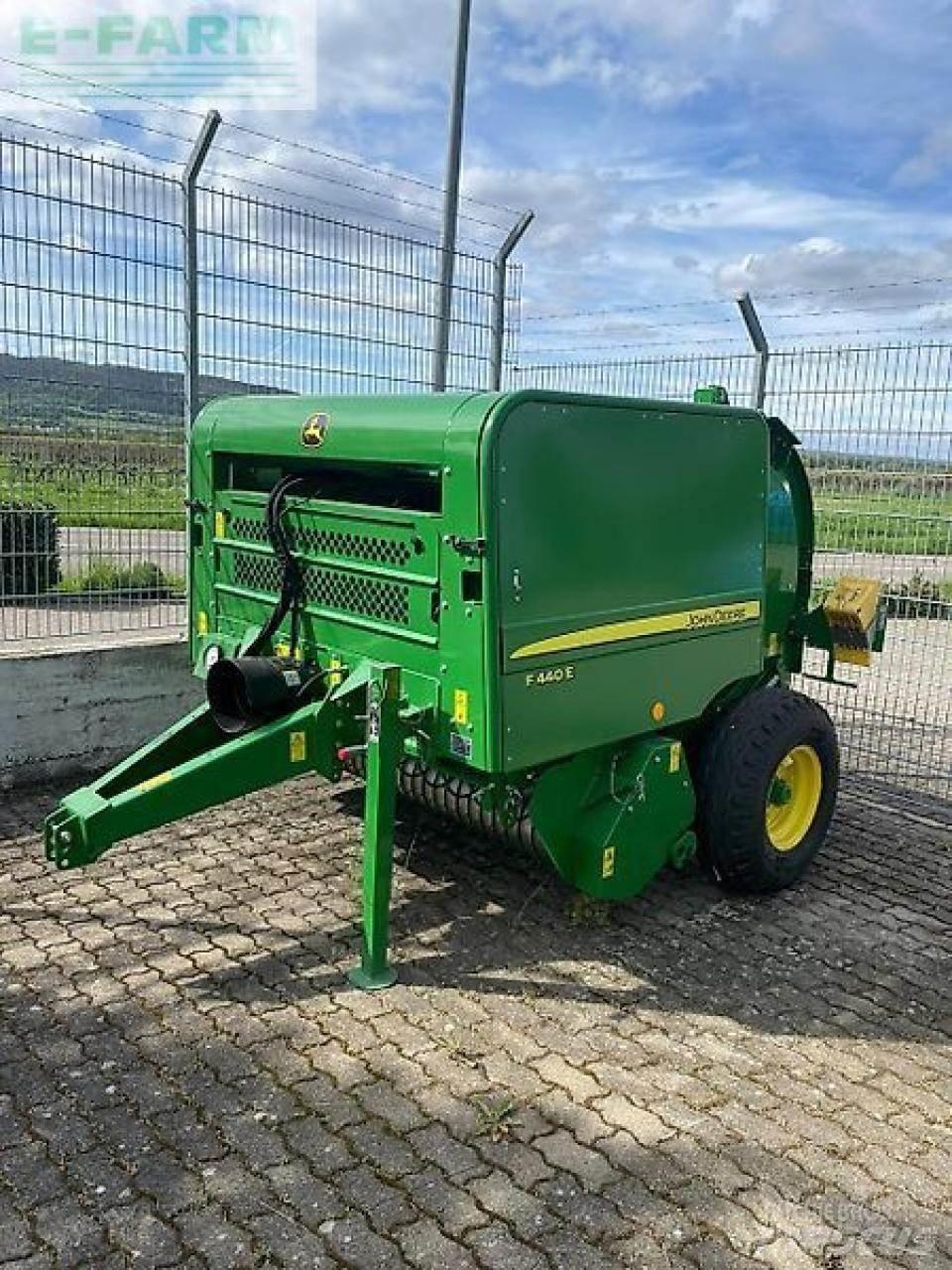 John Deere f440e Szögletes bálázók