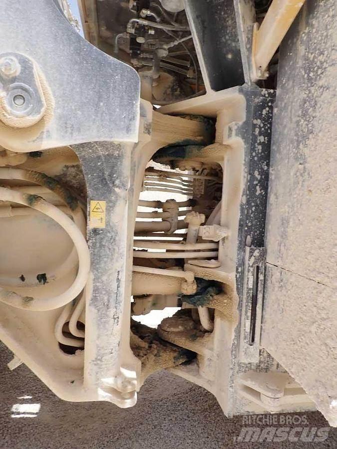 Komatsu WA600-8EO Gumikerekes homlokrakodók