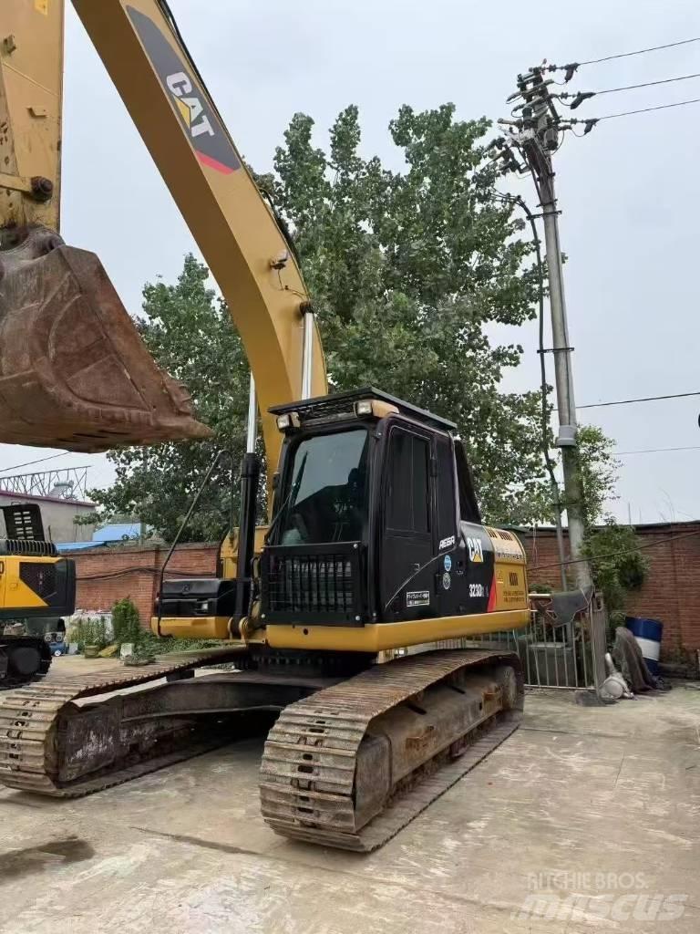 CAT 323D Lánctalpas kotrók