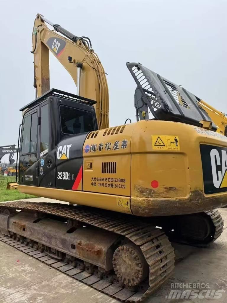 CAT 323D Lánctalpas kotrók