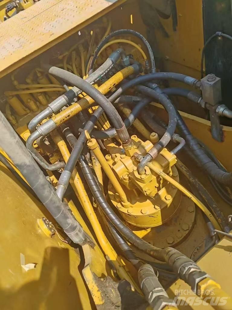 CAT 323D Lánctalpas kotrók
