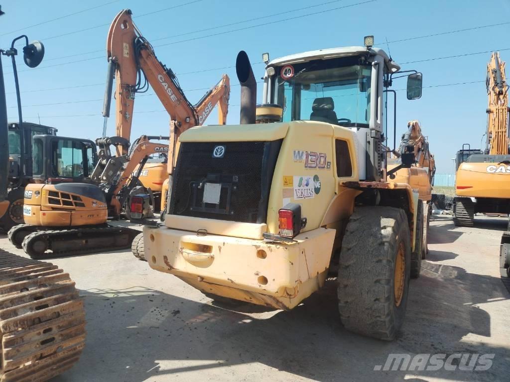 New Holland W 130 Gumikerekes homlokrakodók