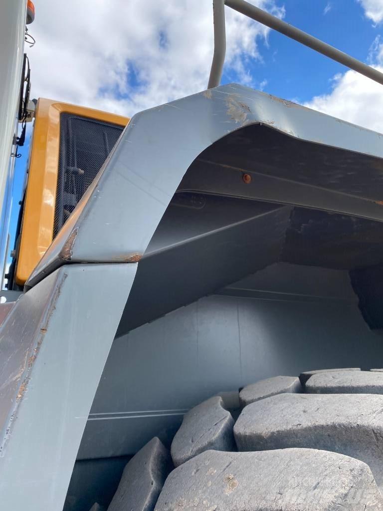 Liebherr L 586 Gumikerekes homlokrakodók