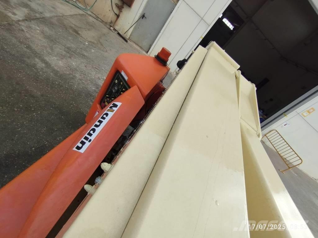 JLG E 400 AJPN Karos emelők