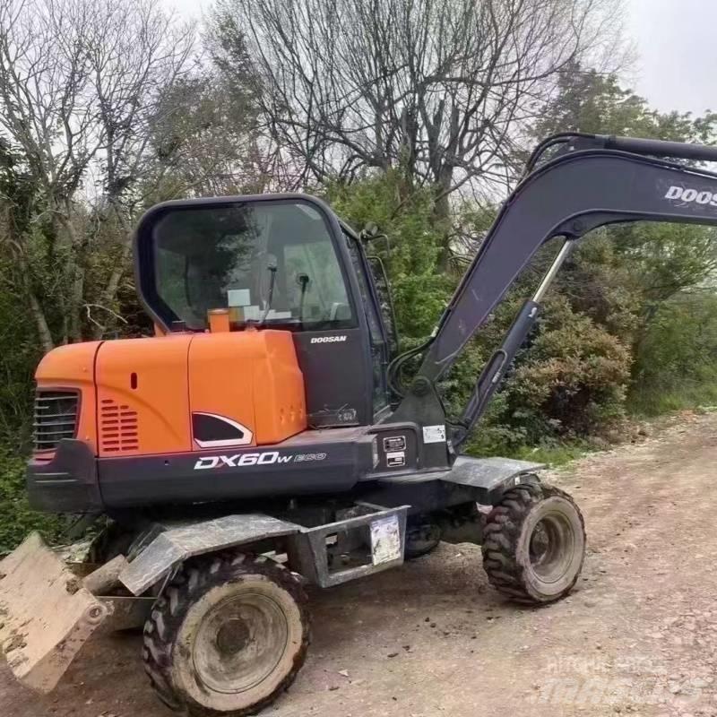Doosan dx60w Gumikerekes kotrók
