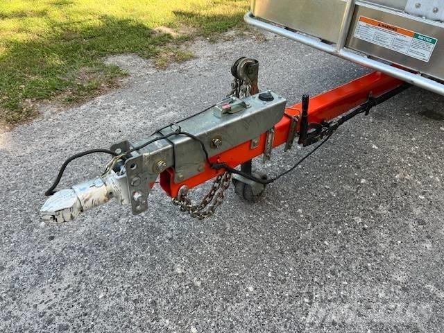 JLG T 350 Pótkocsira szerelt emelők és állványok