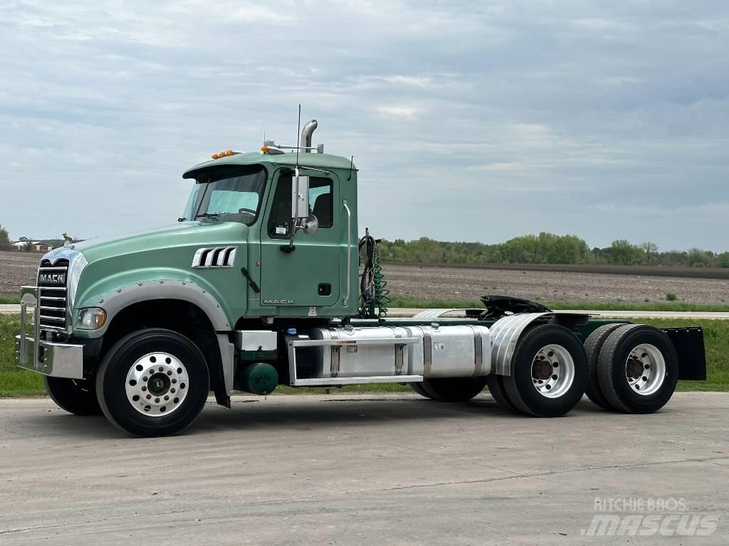 Mack GU713 Nyergesvontatók