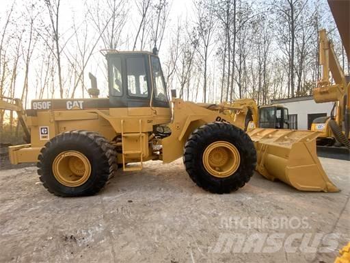 CAT 950F Gumikerekes homlokrakodók