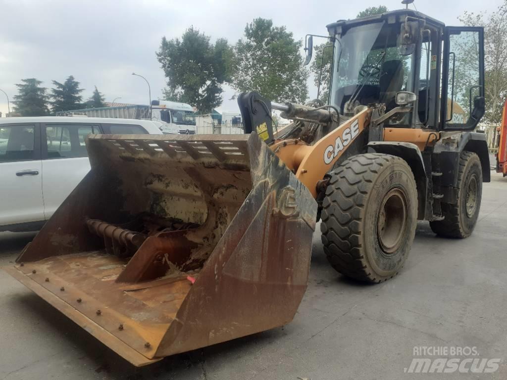 CASE 621 g Gumikerekes homlokrakodók