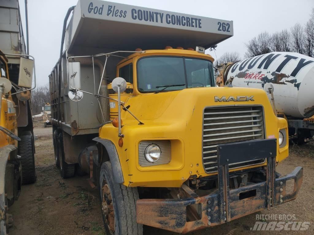 Mack DM690SX Billenő teherautók