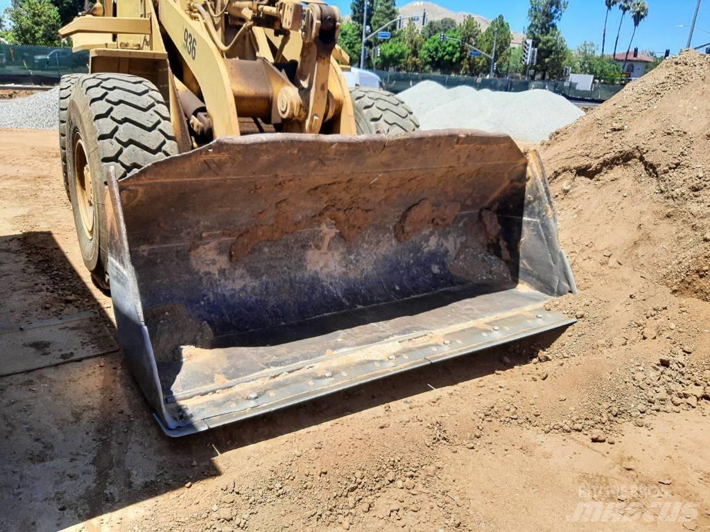 CAT 936 Gumikerekes homlokrakodók
