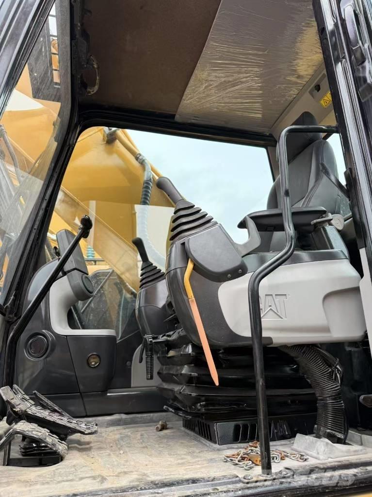 CAT 330 D L Lánctalpas kotrók
