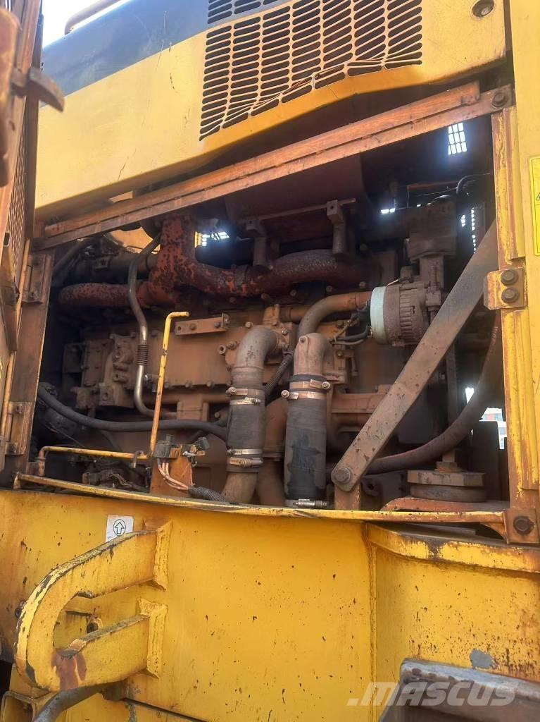 Komatsu WA 600-6 Gumikerekes homlokrakodók