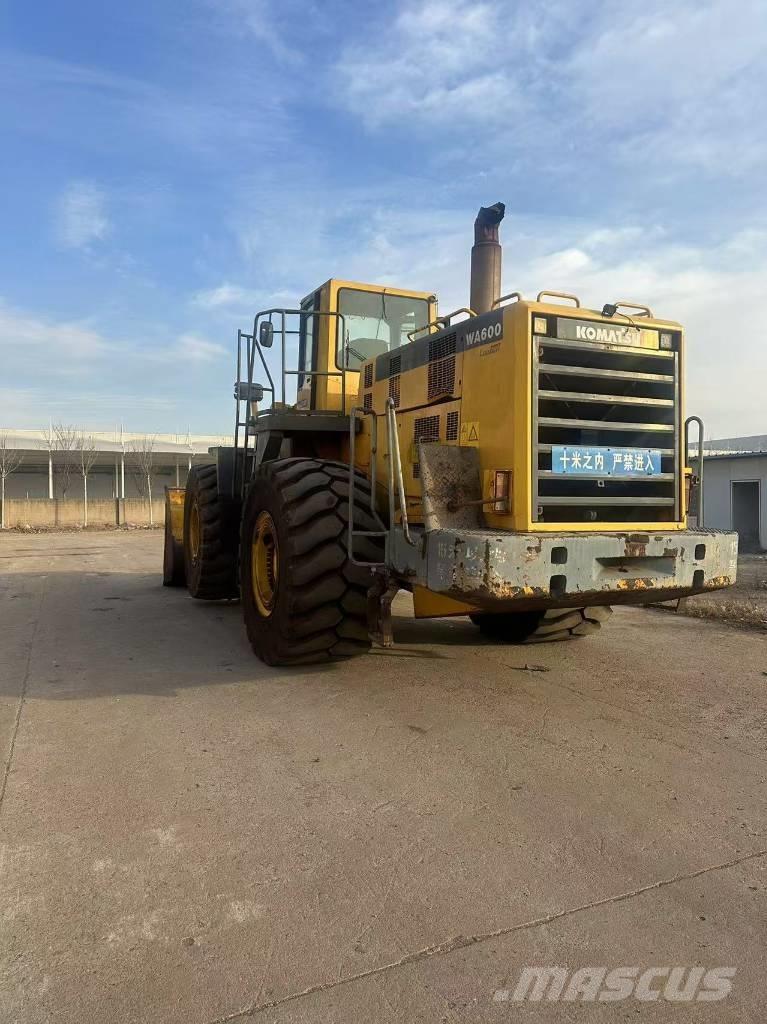 Komatsu WA 600-6 Gumikerekes homlokrakodók