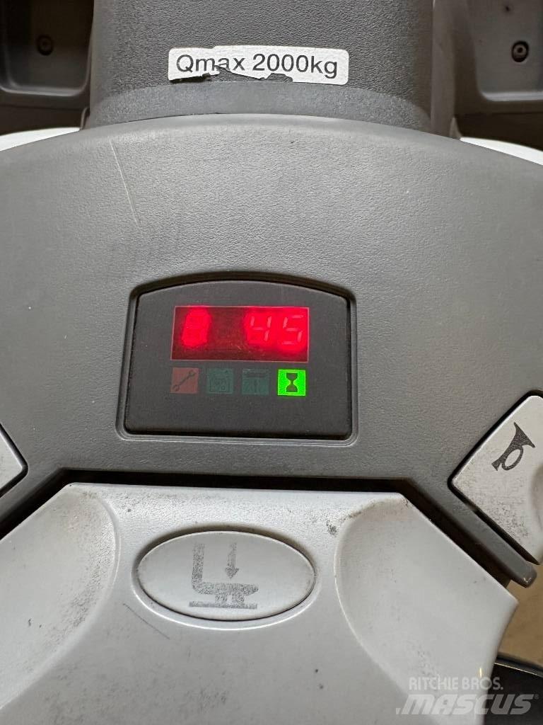 BT LPE 200 Vezetőállásos alacsony emelőkocsi