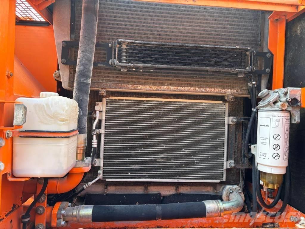 Doosan DX 300 LC Lánctalpas kotrók