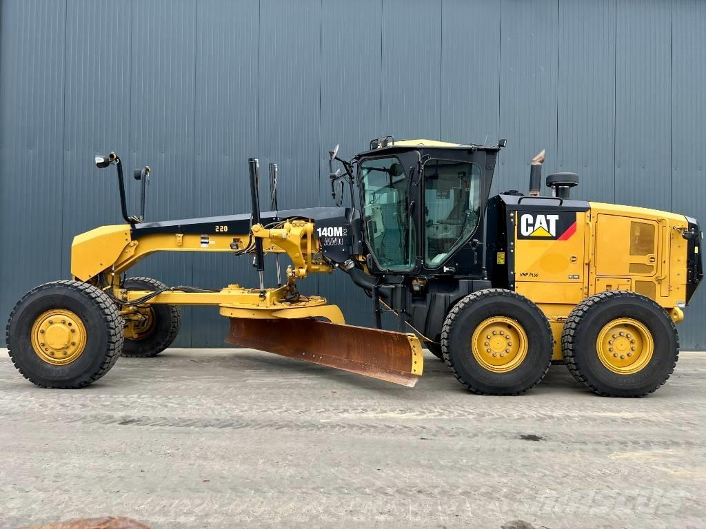 CAT 140M2 AWD Gréderek