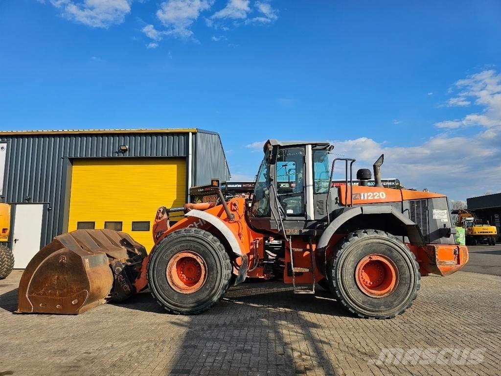 Hitachi ZW220 Gumikerekes homlokrakodók