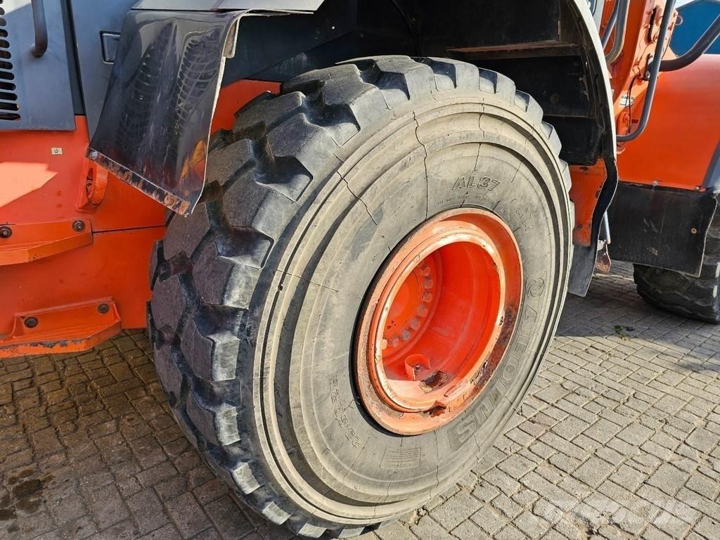 Hitachi ZW220 Gumikerekes homlokrakodók