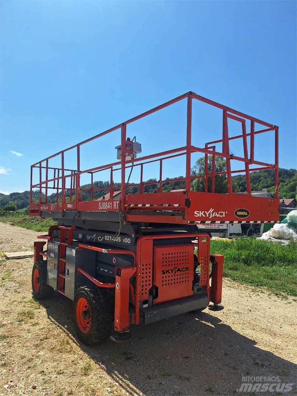 SkyJack 8841RT Ollós emelők