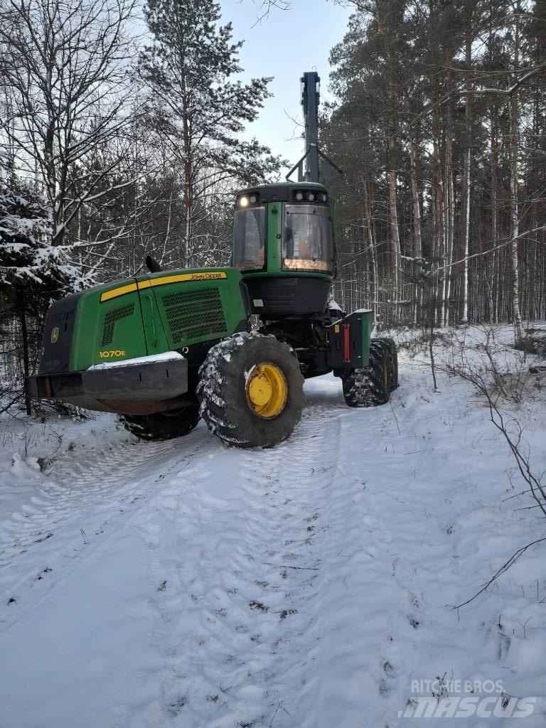 John Deere 1070 E Betakarítók