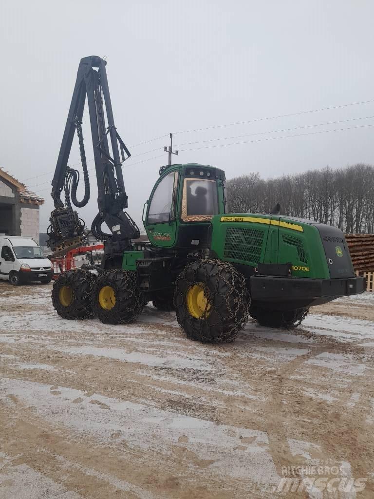 John Deere 1070 E Betakarítók
