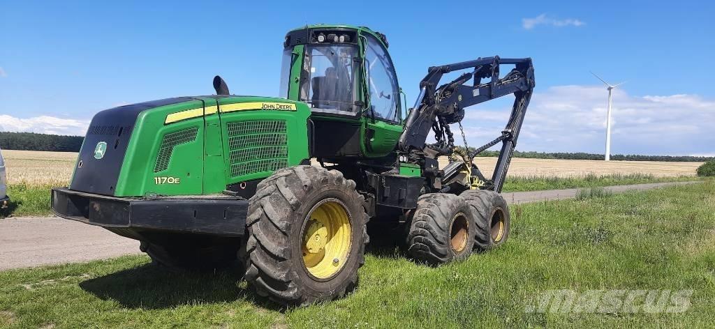 John Deere 1170 E Betakarítók
