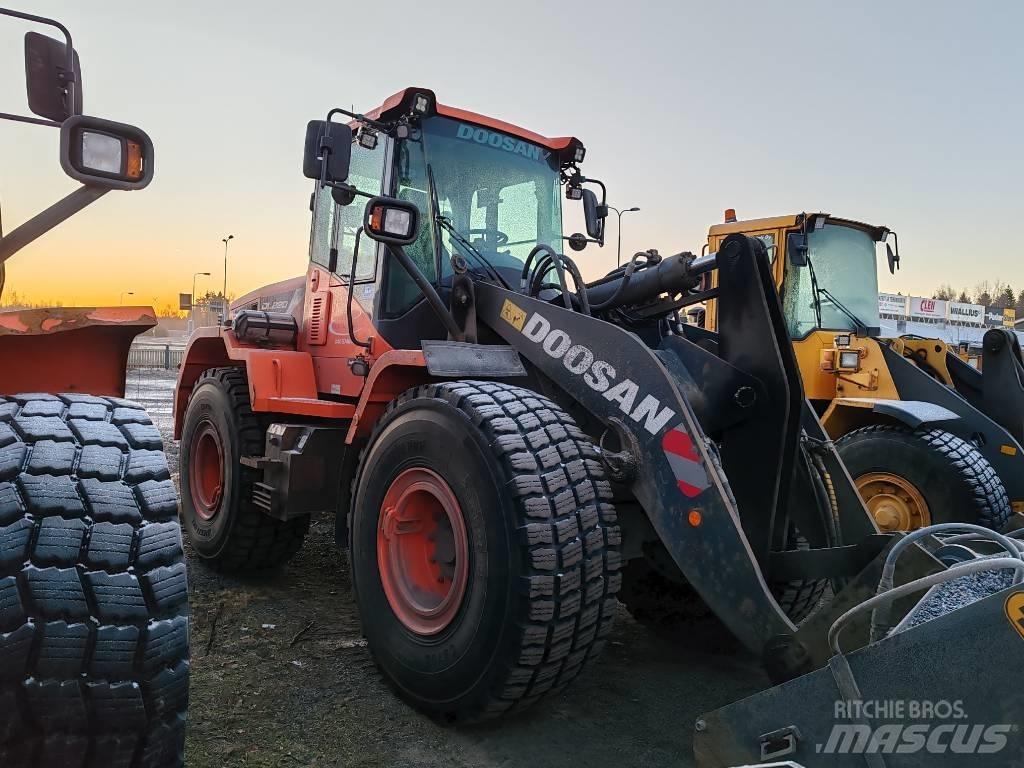 Doosan DL 220 Gumikerekes homlokrakodók
