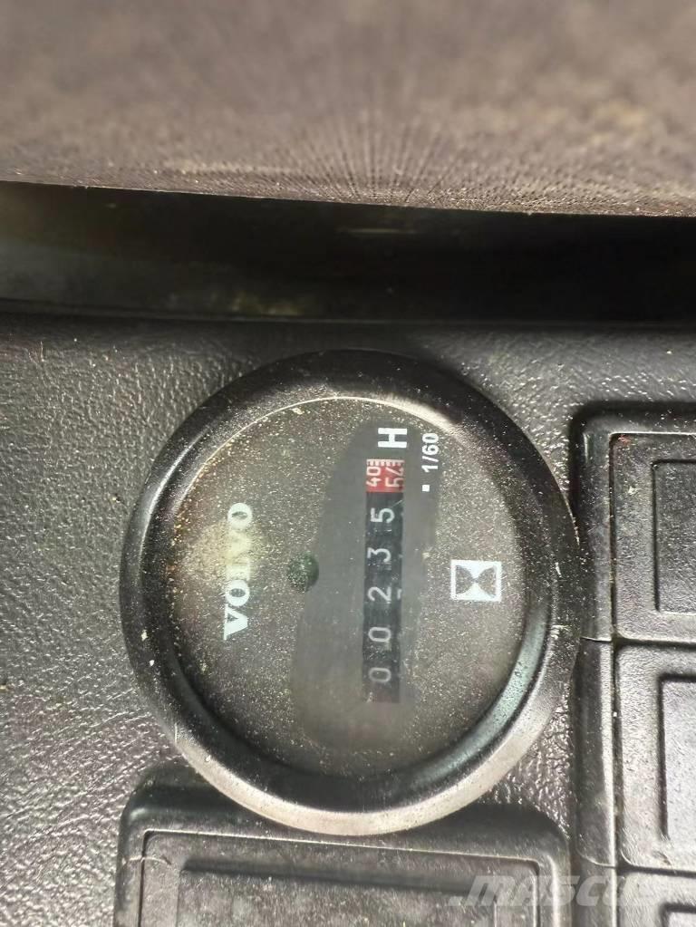 Volvo 140 Lánctalpas kotrók