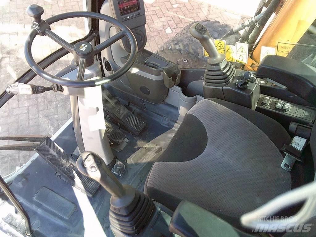 CAT M313D Gumikerekes kotrók