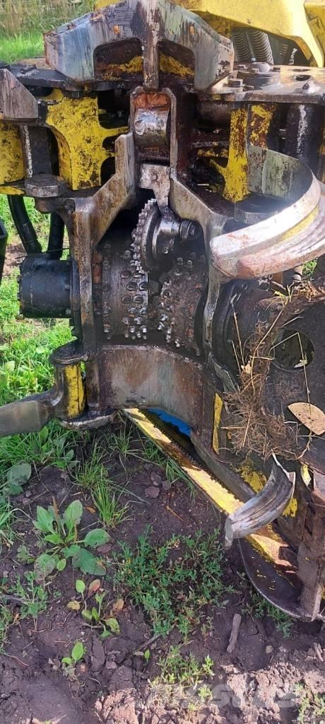 John Deere 1070 E Betakarítók
