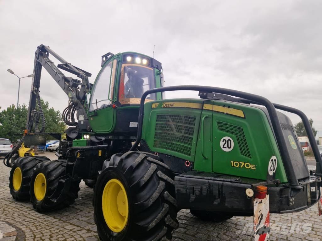 John Deere 1070 E Betakarítók