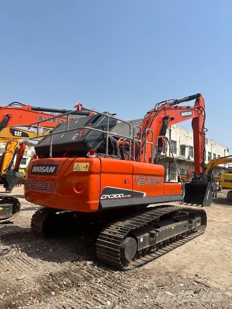 Doosan DX 300 Közepes (midi) kotrók 7 t - 12 t