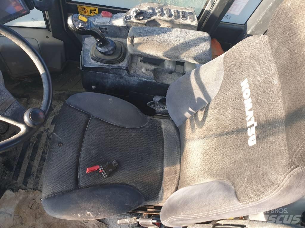 Komatsu WA320-8 Gumikerekes homlokrakodók