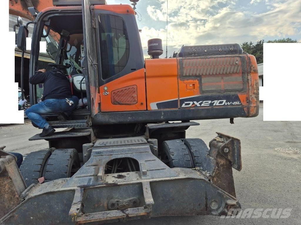 Doosan DX 210 W Gumikerekes kotrók