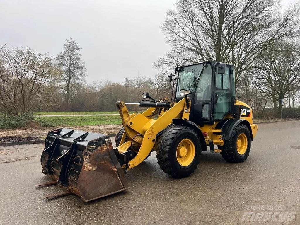CAT 908M Gumikerekes homlokrakodók