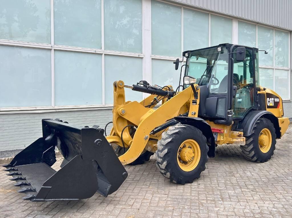 CAT 906 M    2016 Gumikerekes homlokrakodók