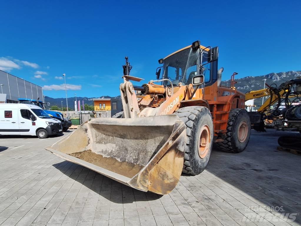 Doosan DL 300 Gumikerekes homlokrakodók