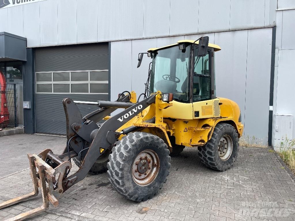 Volvo L 30 B Gumikerekes homlokrakodók