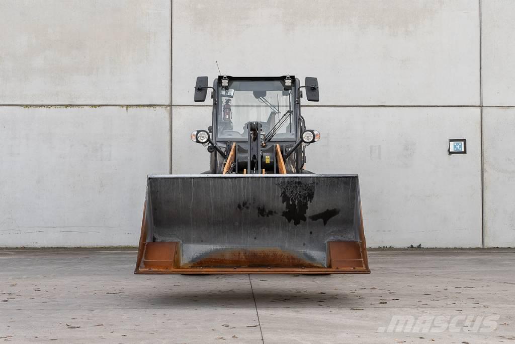 CASE 321 F Gumikerekes homlokrakodók