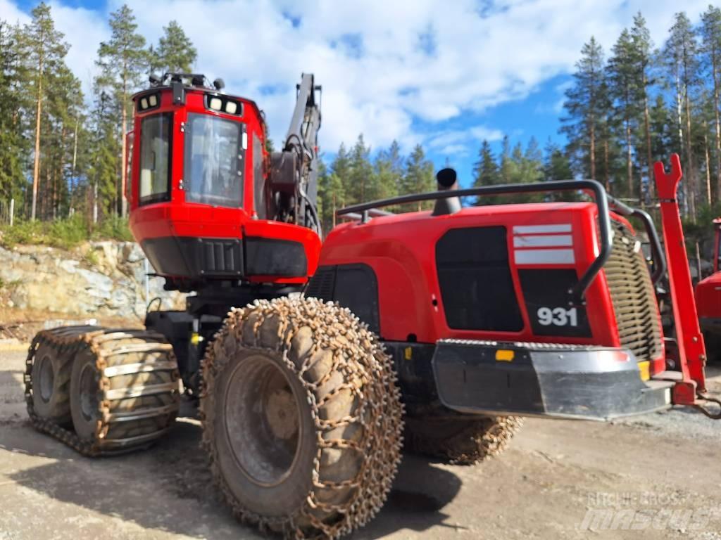 Komatsu 931 Betakarítók